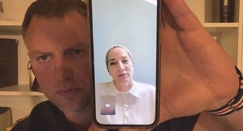 
Vladimir Osechkin talks via video link with advocate Aza Alieva. Image mage from video posted by Gulagu.net at: https://www.youtube.com/watch?v=t0D4evAKieA
