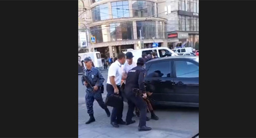 The police detains people at a protest action. Makhachkala,  September 26, 2022. Screenshot of the video published on the Podval Dagestana (Dagestan Basement) Telegram channel
