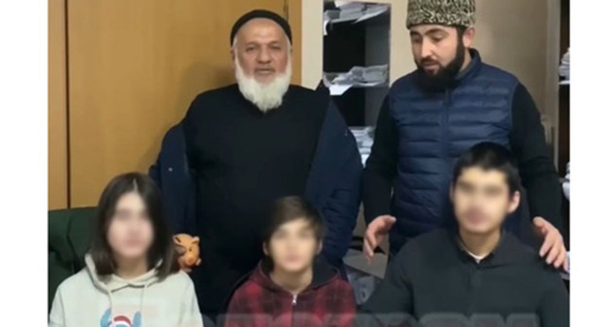 Minor children, who threatened to jump off the fourth level of the building, with their grandfather and the local Imam. Kaliningrad Region. Screenshot of the video https://t.me/chp_kavkaz/11707