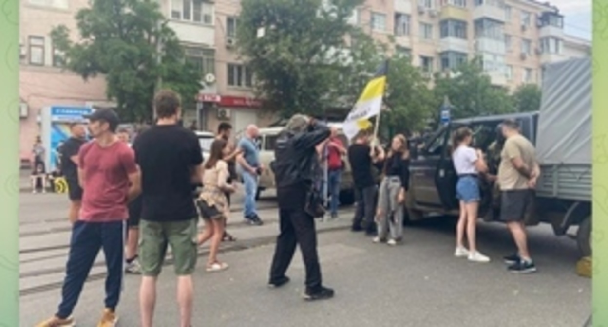 People taking photos near the the military equipment of the "Wagner" Private Military Company in the centre of Rostov-on-Don. June 24, 2023. Screenshot of the photo from 161.ru https://t.me/news161ru/33845