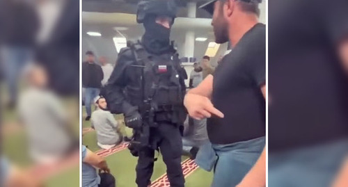 A law enforcers who raided the mosque located in the town of Kotelniki near Moscow. Screenshot of the video https://www.youtube.com/watch?v=V4R7DMv-mjQ