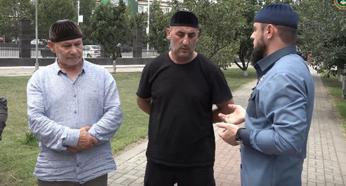 Akhmed Dudaev, the Minister of Press and Information of Chechnya, talks to a local resident Aslan who reposted information about the mass deaths of soldiers of the "Sever-Akhmat" regiment. Screenshot of the video https://t.me/akhmeddudaev/2068