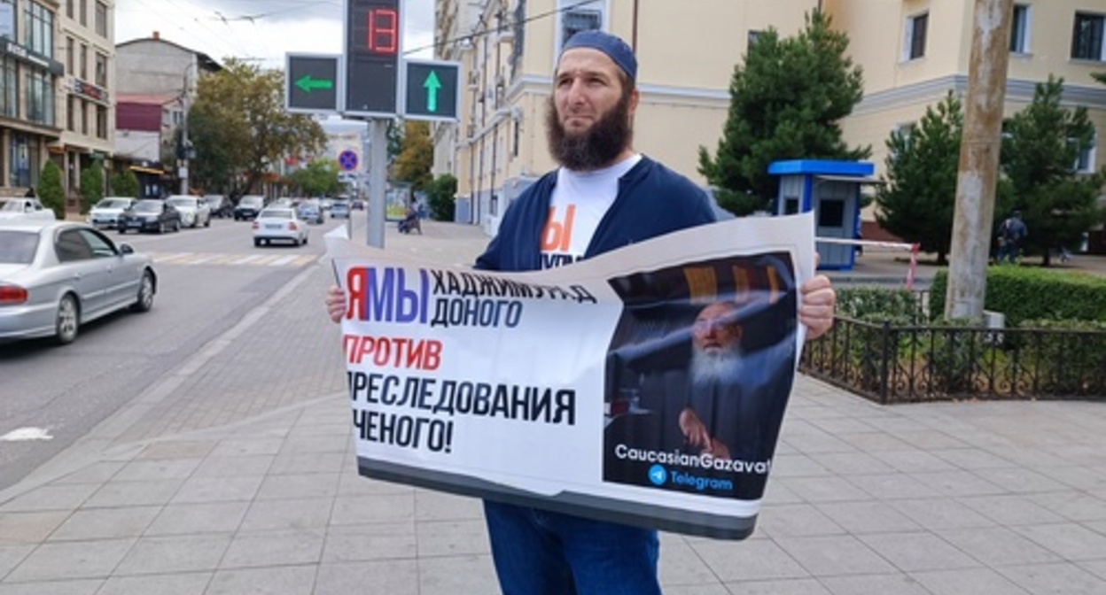 Idris Yusupov at a solo picket. Photo by the "Caucasian Knot" correspondent