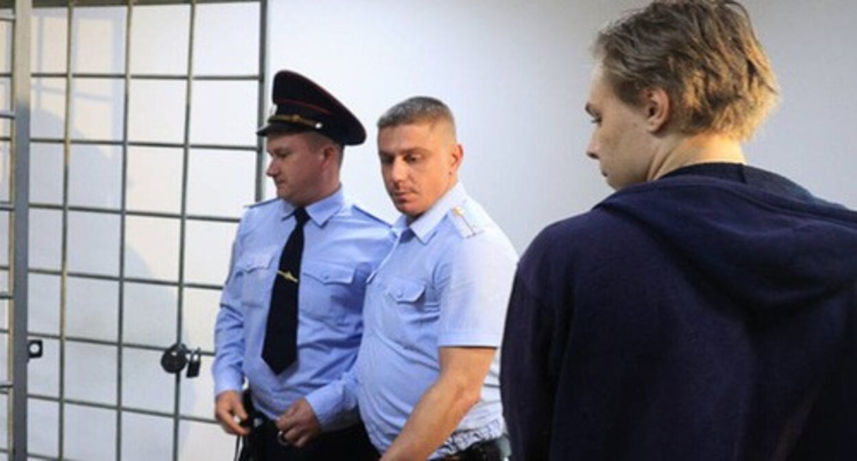 Nikita Zhuravel (on the right) at a court. Photo: Dmitry Rogulin / "Gorodskie Vesti" (City News)
