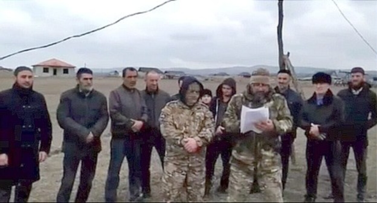 Murad Esmurziev (in the center, holding papers) in a video appeal to President Putin. Screenshot of the video posted in the Telegram channel of the "Fortanga" outlet https://t.me/fortangaorg/17448