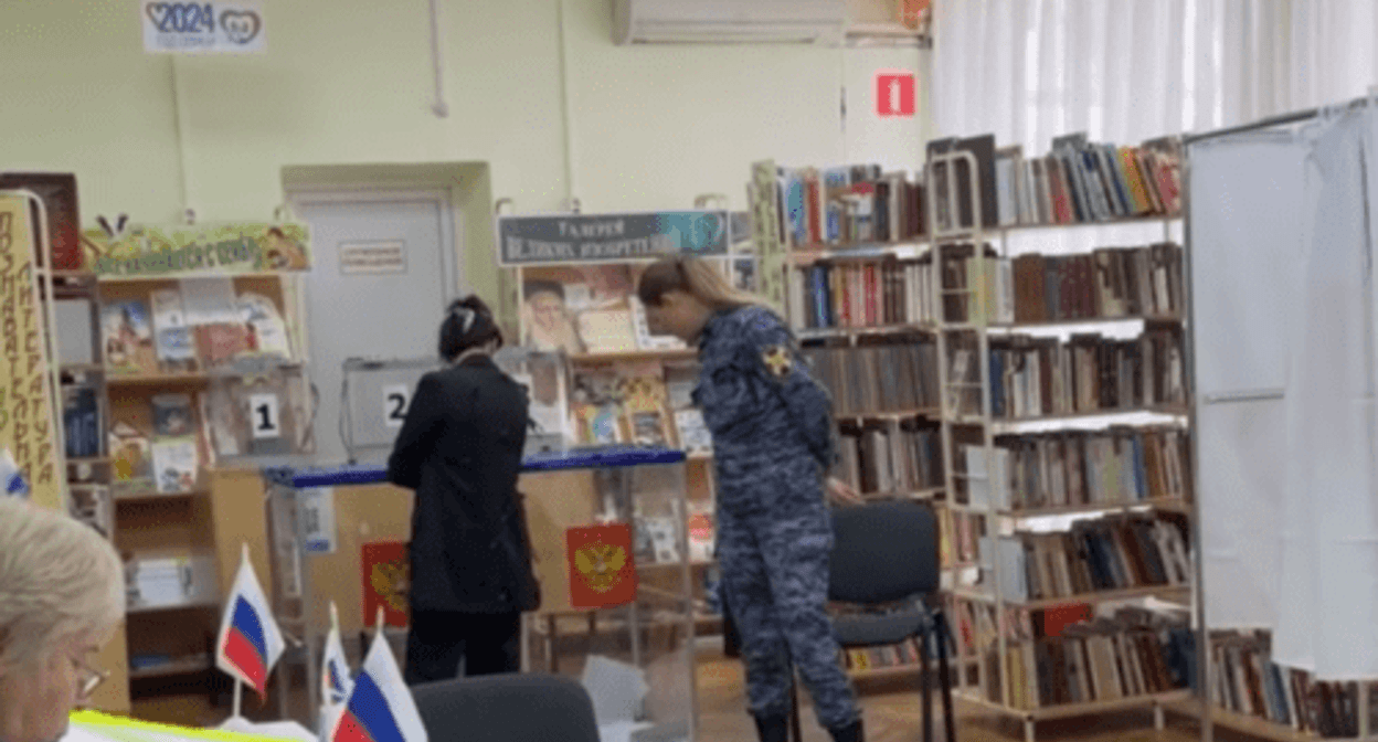 A "Rosgvardiya" (Russian National Guard) fighter standing next to the ballot box at a polling station in Krasnodar. Screenshot of the video published on the website of the "Map of Election Violations" project on March 17, 2024 https://www.kartanarusheniy.org/messages
