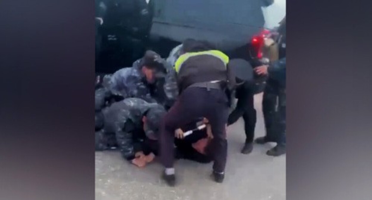 Screenshot of a video of the incident with Alikhan Tsakaev at the Gerzel checkpoint between Dagestan and Chechnya https://youtu.be/4HBaaINQFp4