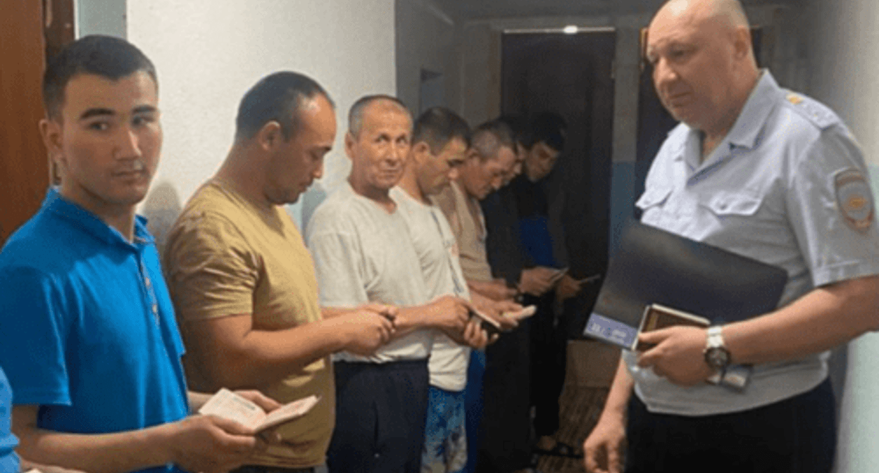 The migrants' identity check. Screenshot of the photo posted on the Telegram channel "Donskaya Politsiya" (The Don Police) on April
16, 2024 https://t.me/gumvdro/245