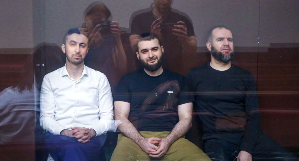 Kemal Tambiev, Abdulmumin Gadjiev, Abubakar Rizvanov (left to right). Photo: Darya Kornilova https://memorialcenter.org/news/vystuplenie-v-preniyah-po-apellyaczionnomu-proczessu-dela-zhurnalista-gadzhieva included into the register of foreign agents