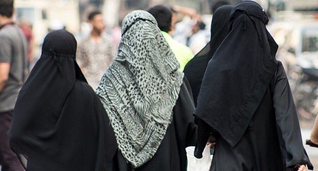 Women wearing Muslim dress, photo: shutterstock.com