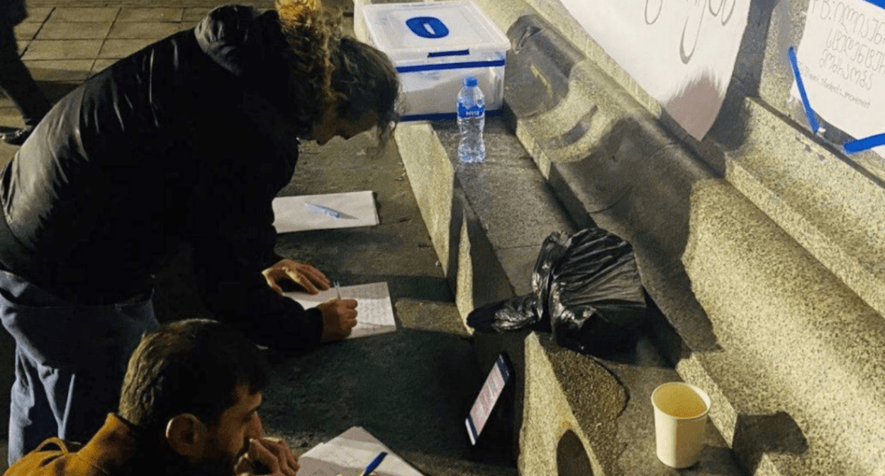 The collection of letters near the Georgian Parliament. Screenshot of a photo posted by JamNews on January 8, 2025 https://t.me/jamnewsru/21567