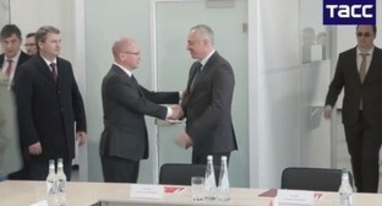 Sergey Kiriyenko greeting Badra Gunba. Sukhum, January 31, 2025. Screenshot of a video by TASS https://rutube.ru/video/278fc856c7d7604965fe81971744e397/"