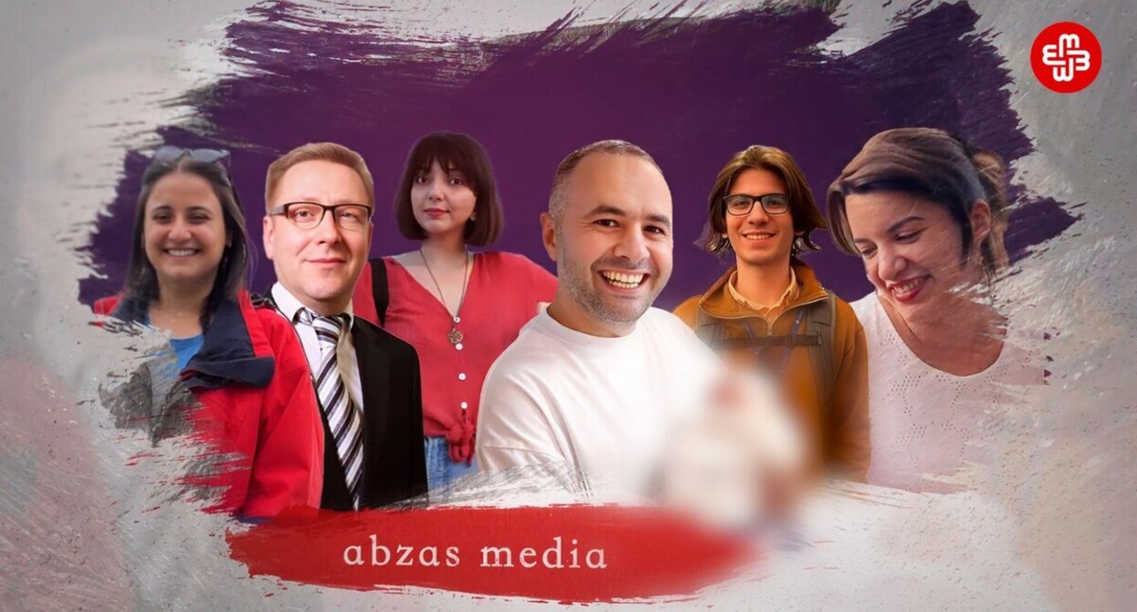 Employees of the online outlet “Abzas Media”. Photo: https://www.meydan.tv/ru/article/zhurnalisty-abzas-media-vystupili-s-zayavleniem-ob-otvode-sostava-suda/