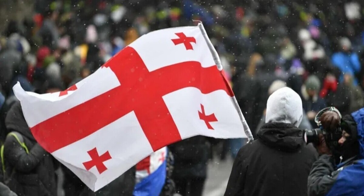 Protesters with a flag of Georgia. Photo: Interpressnews https://www.interpressnews.ge/ru/article/166529-8-fevralia-na-73-yi-den-nepreryvnogo-protesta-v-tbilisi-i-regionakh-zaplanirovano-provedenie-neskolkikh-aktsii