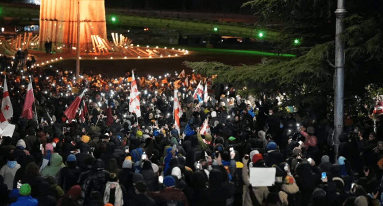 Protesters in the Heroes Square in Tbilisi. Screenshot of a photo posted by the Interpressnews on February 25, 2025, https://www.interpressnews.ge/ru/article/166960-na-ploshchadi-geroev-v-tbilisi-obedinilos-neskolko-marshei-avtomobilnoe-dvizhenie-po-ulitsam-kostava-i-varaziskhevi-perekryto
