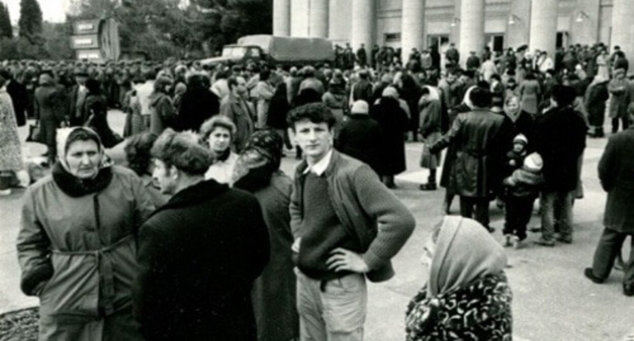 The central square of Sumgait in the days of the pogroms. February 1988. Archival photo from the collection of the Armenian Genocide Museum-Institute on the website http://karabakhrecords.info