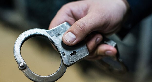 Handcuffs. Photo by Yelena Sineok, Yuga.ru