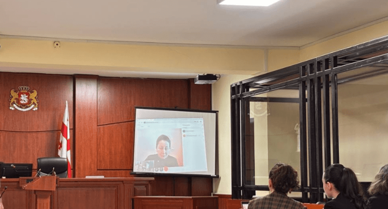 Mziya Amaglobeli speaks in a court via videoconferencing. Screenshot of a photo posted by the “Netgazeti” on March 13, 2025 https://ru.netgazeti.ge/67603/