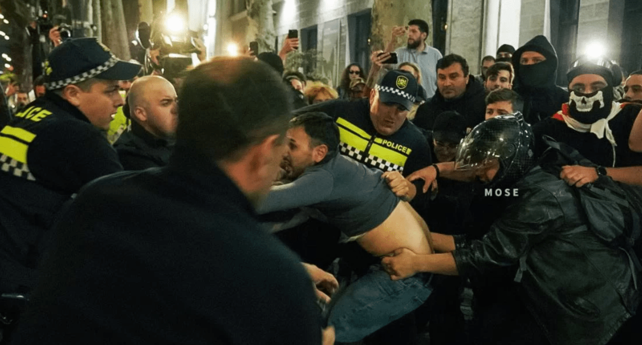 Detentions near the Georgian Parliament. Screenshot of a photo posted by the "News Georgia" Agency on March 28, 2025, https://www.newsgeorgia.ge/policija-zaderzhala-eshhe-neskolko-uchastnikov-protestnoj-akcii-v-tbilisi