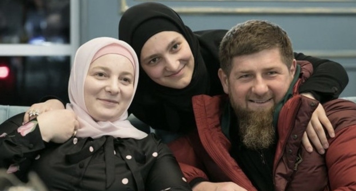 Ramzan Kadyrov with his wife and eldest daughter. Screenshot of a photo posted on youm7's page on Instagram https://www.instagram.com/youm7/p/ClAwgE-N1VY/?img_index=2