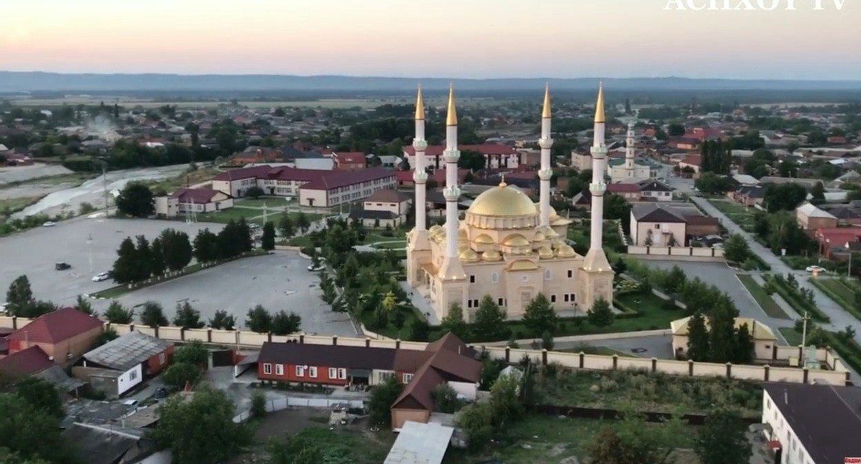 The center of Achkhoi-Martan. Kadyrov street in Achkhoi-Martan. Screenshot of a video posted by the ACHXOY TV on YouTube youtu.be/CijRrP3HKRU?si=fwo5Q_JQATf9CiSq