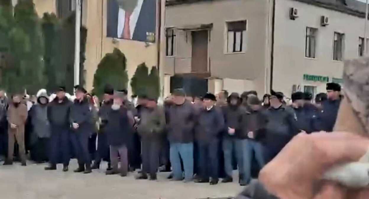 The body of a person killed in Achkhoi-Martan placed in square in front of the administration building. Screenshot of a video posted on the "ChP Kavkaz" Telegram channel