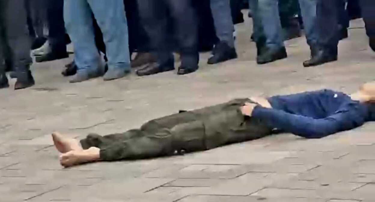 The rally held near the body of the teenager killed in Achkhoi-Martan. Screenshot of a video posted by the Chechen opposition Telegram channel