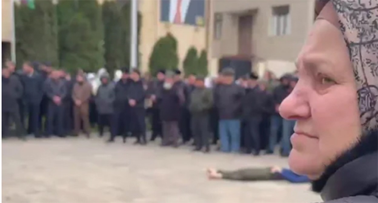 The rally held near the body of the teenager killed during an attack on a road-and-patrol police service (known as DPS) checkpoint. Screenshot of a video posted on the Telegram channel of Tumso Abdurakhmanov* (included into the register of foreign agents) on April 9, 2025 https://t.me/abusaddamshishani/6578