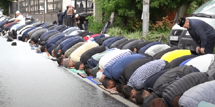 Muslims praying in the street. Screenshot of a video posted by NurTv Plus on June 29, 2023, https://www.youtube.com/watch?v=9x-IoMRQh-0