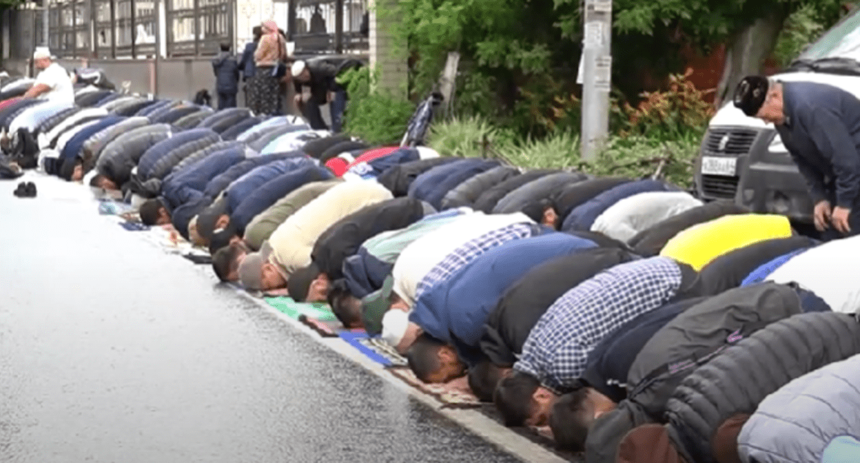Muslims praying in the street. Screenshot of a video posted by NurTv Plus on June 29, 2023, https://www.youtube.com/watch?v=9x-IoMRQh-0