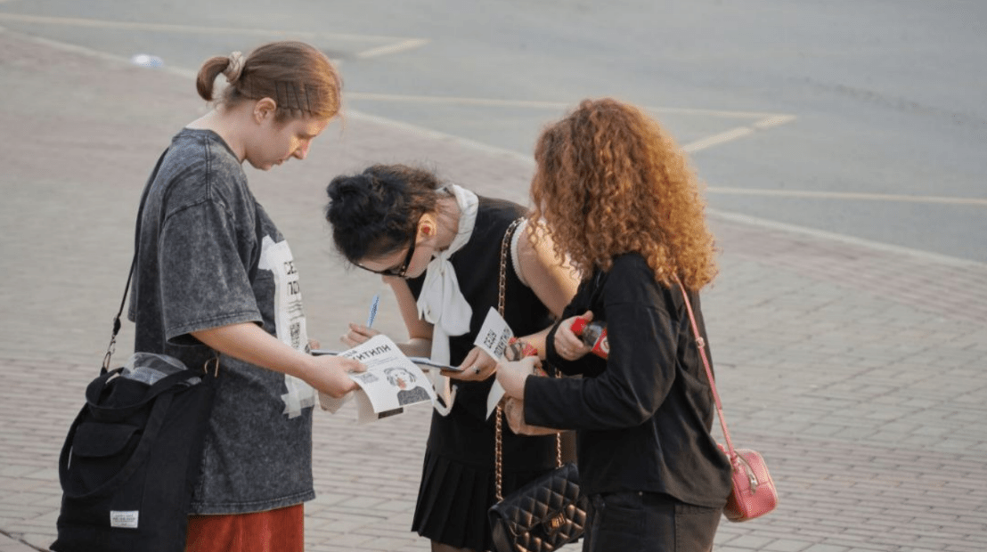 Collecting signatures for an appeal to be submitted to the Russian presidential administration. Screenshot of a photo posted on the "Slovo Zaschite" (A Word to Defence) Telegram channel on April 18, 2025, https://t.me/endoflaw/567
