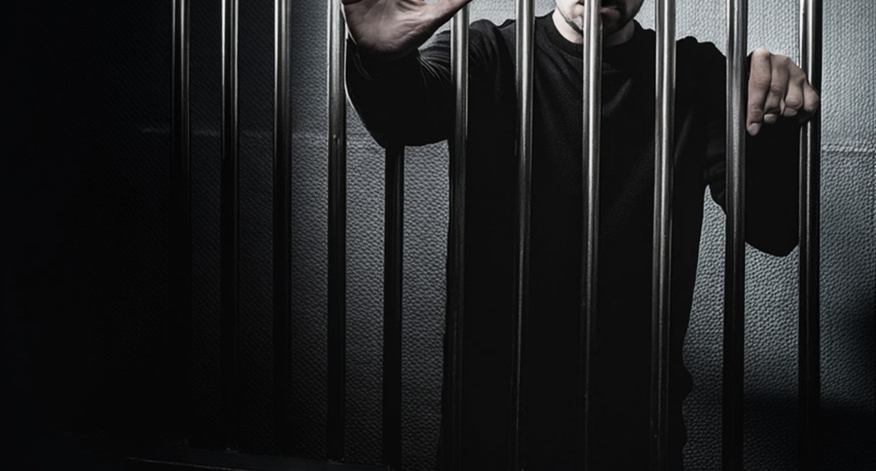 The accused man stays behind bars: the illustration is created by the “Caucasian Knot” using AI in Photoshop.
