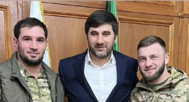 Ullubij Khanmurzaev (centre) with militaries: photo from his official Telegram channel