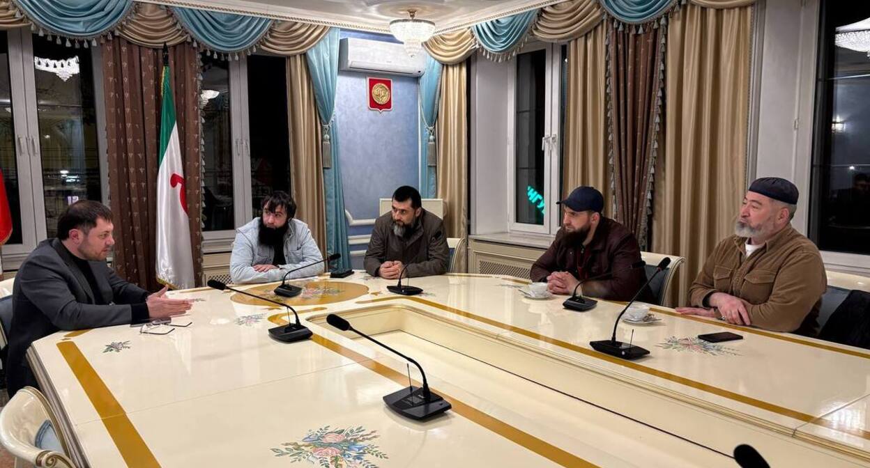 Malsagov's meeting with relatives of the victims. Photo from Magomed Malsagov's Telegram channel https://t.me/Malsagov_MI/66