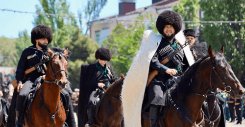 Cavalry division at the military parade in Kaspiysk. A screenshot of a photo by Shirin Ustaeva from the “What’s up with the Dagestanis” Telegram channel from May 9, 2025, https://t.me/dagestanRD/58519.