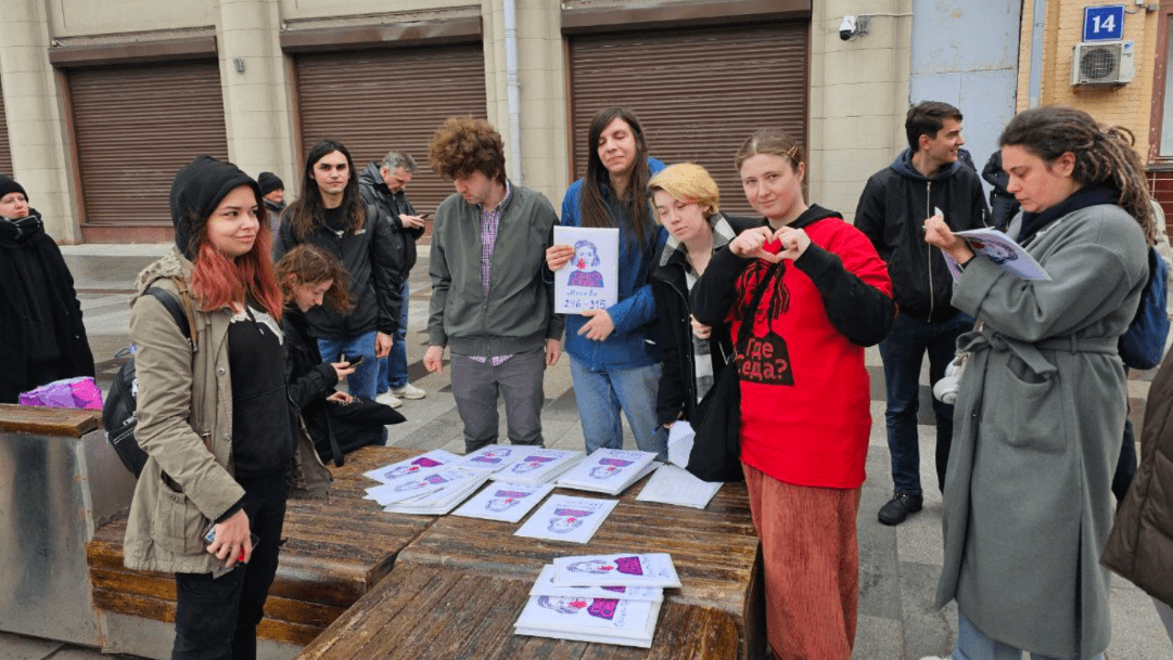 Participants in the petition gathering near the Presidential Administration. Screenshot from a photo dated May 13, 2025, from the Telegram channel 'Where is Seda?' https://t.me/helpseda/435.