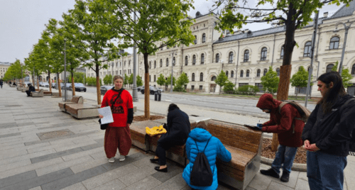 Lena Patyaeva (left) and participants of the petition gathering in front of the Russian Presidential Administration building. Screenshot from a photo dated May 13, 2025, from the Telegram channel 'Where is Seda?' https://t.me/helpseda/430.