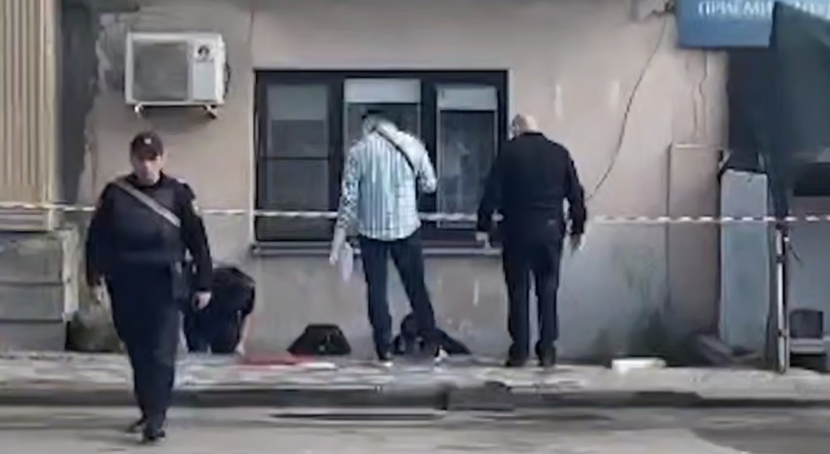 Forensic experts at the place of the shootout in Makhachkala. A frame from the operational video by the Investigating Committee of the Russian Federation.
