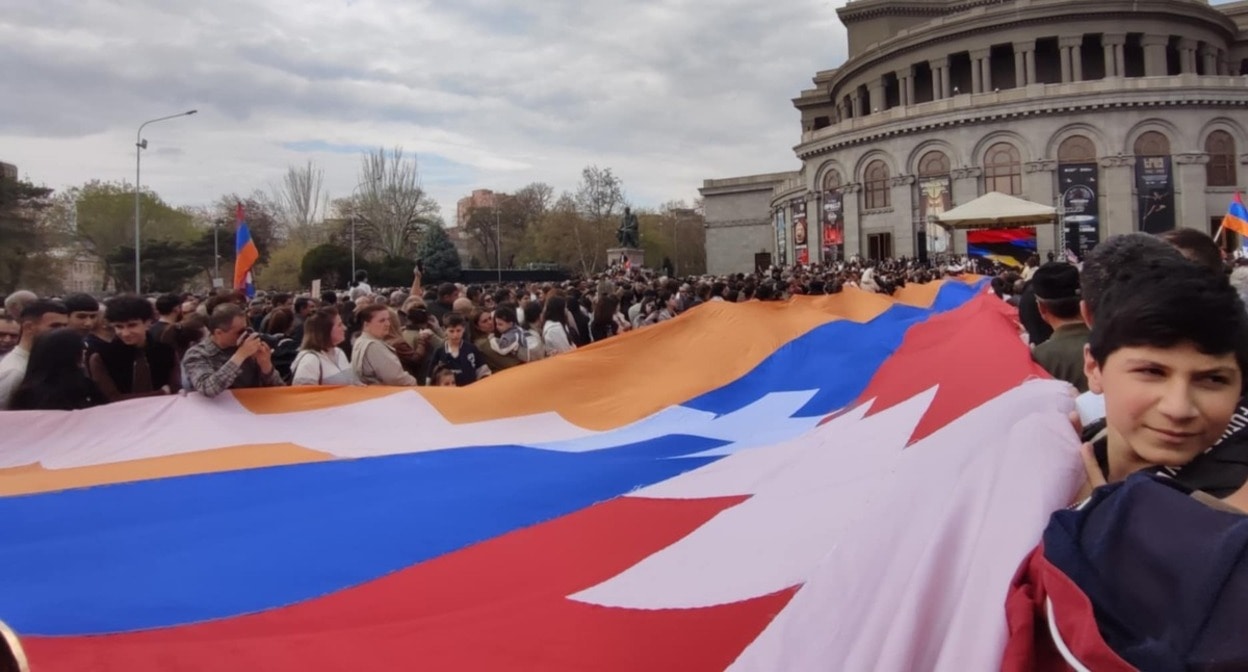 At rally in Yerevan, refugees hold a flag of Nagorno-Karabakh, March 2025: photo by Alvard Grigoryan for the "Caucasian Knot".