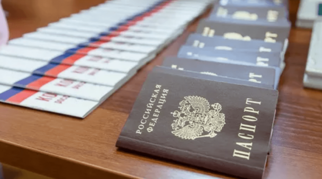 Russian passports. A screenshot photo by https://rkomi.ru/news/3024.
