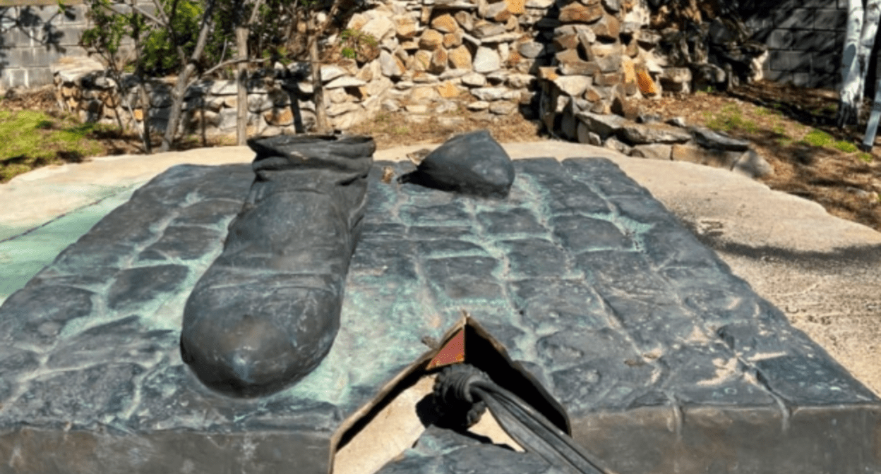 A pedestal with a cut-off boot remains in place of a bronze sculpture in the Cossack village of Yelanskaya. A screenshot from the Vladimir Melikhov’s Telegram channel dated May 10, 2025, https://t.me/melihov_elan_kazak/279?single.