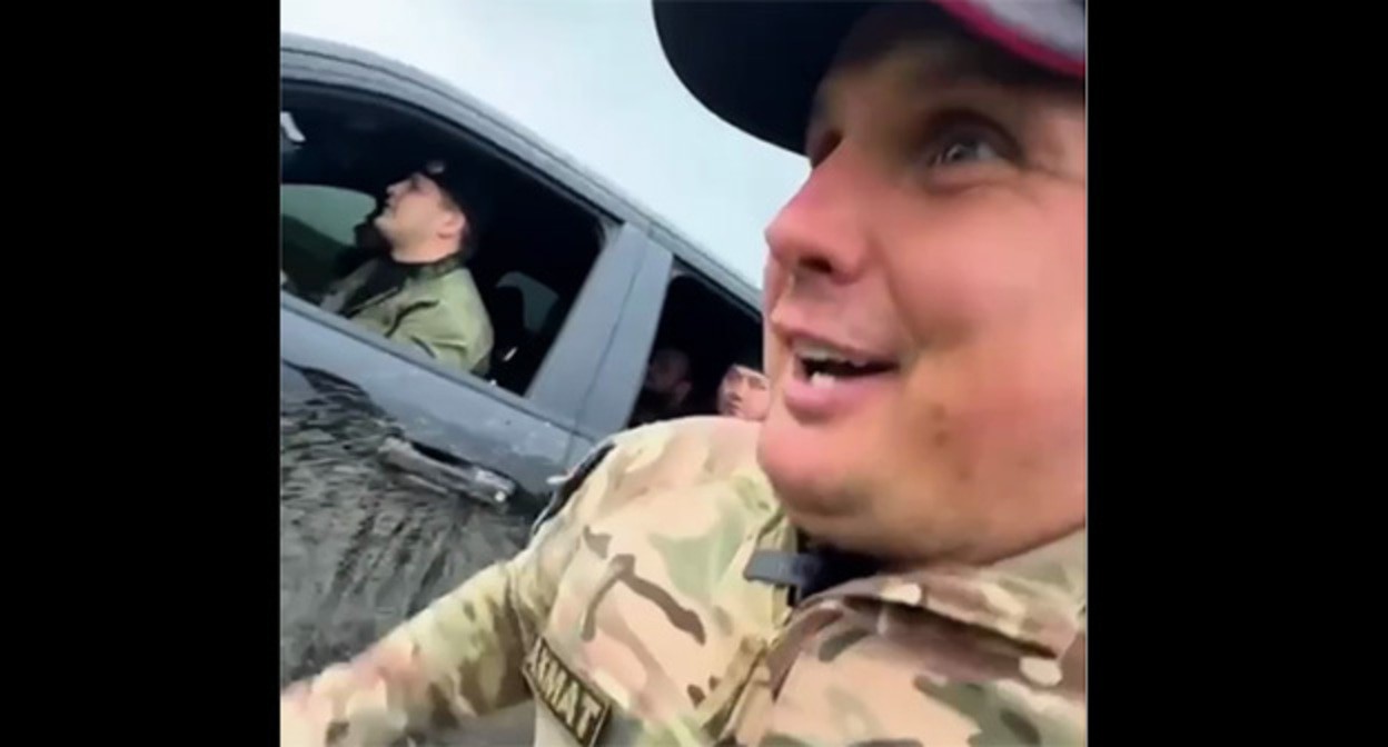 Former MP from Smolensk Maxim Baranov runs behind the Adam Kadyrov’s car. May 17, 2025. A screenshot from the video https://t.me/MAKSIMBARANOFF/996.