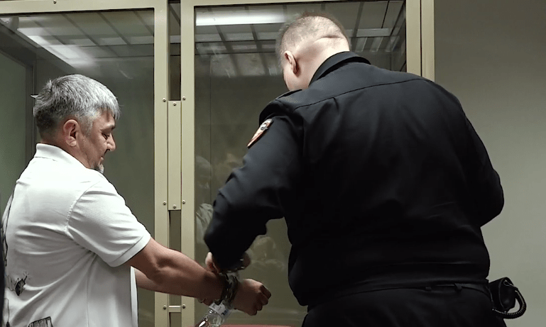 Vladimir Yarotsky taken into custody from the courtroom: still frame from the video of the United Press Service of the Courts of Kuban (Krasnodar Territory) from May 21, 2025: https://t.me/opskuban/1221