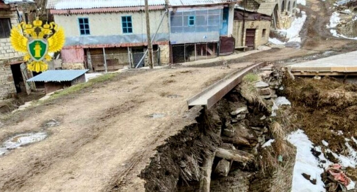 Bridge collapse in the village of Kunki: photo by the ICRF.