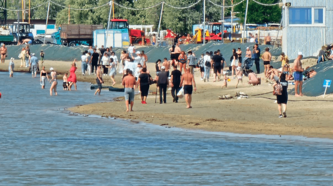 
Beach in Anapa. Screenshot of a photo by Yuri Ozarovsky from 05/25/25, https://t.me/MoreOz/96926.