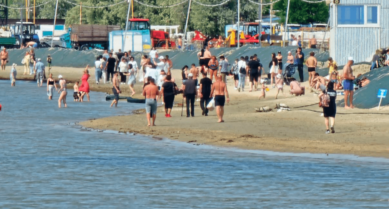 
Beach in Anapa. Screenshot of a photo by Yuri Ozarovsky from 05/25/25, https://t.me/MoreOz/96926.