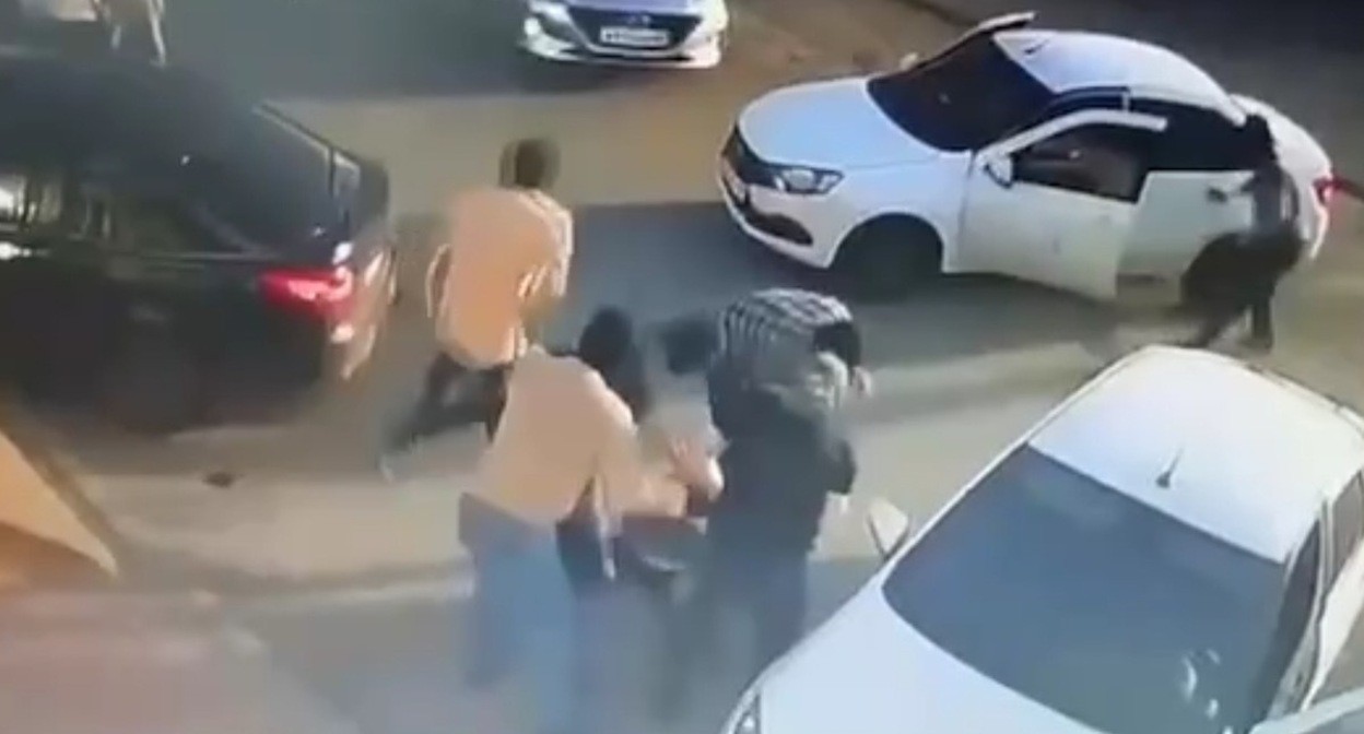 A frame from the video surveillance camera that recorded the moment of abduction of the resident of Yandare / Telegram channel "Fortanga"