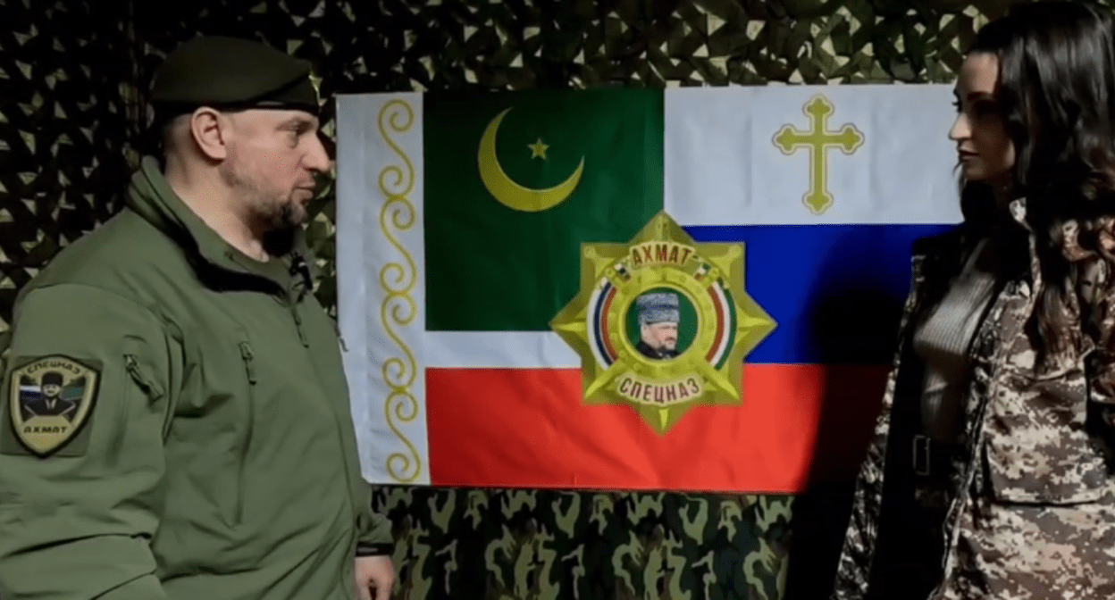 Apti Alaudinov tells a journalist about the “Akhmat” special forces battalion’s flag. A screenshot from the video posted by Anastasia Babir in her Telegram channel on May 23, 2025, https://t.me/SovaBabir/217.