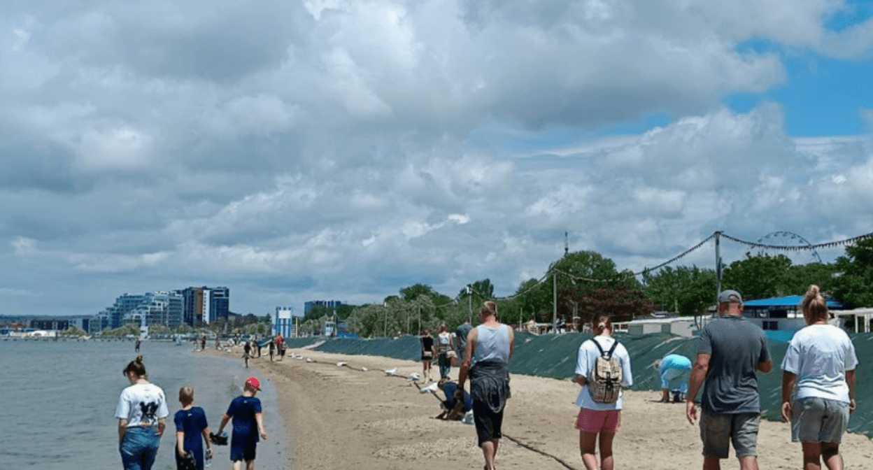 The atmosphere on one of Anapa's beaches on May 31. Screenshot of photo from Telegram channel "Makovozovs", https://t.me/makovozovy/37782.