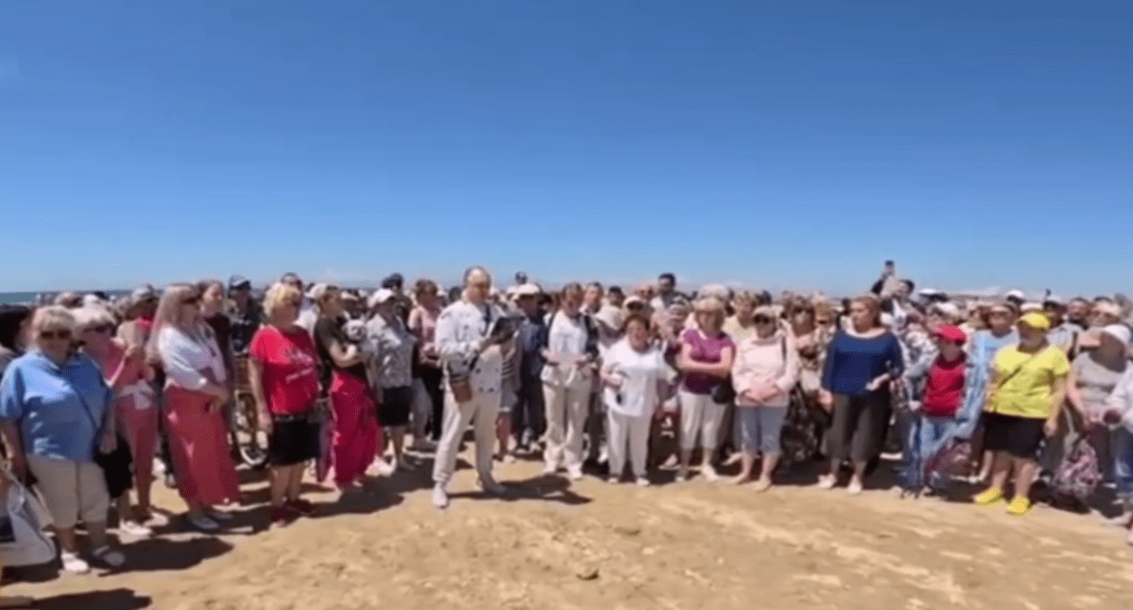 Participants of the video appeal of Anapa townspeople. Frame video from the Telegram channel "Anapa Civil" from 01.06.25, https://t.me/anapa_grazhdan/9670
